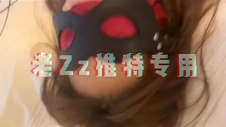 被老板蹂躏的小莉，娇小身材被小哥在沙发上疯狂抽插，多体位玩弄蹂躏，道具抽插骚穴，淫声荡语不断真刺激