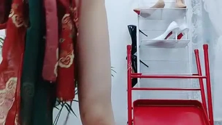 挺漂亮的清纯女主播和小车司机湖边准备野战户外啪啪直播特殊原因没有成事