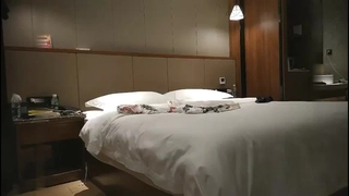 马术比赛【足浴店探花】喜欢玩真实刺激，搞足疗女技师，谈好价格可以插进去，拨开短裤磨蹭插入