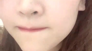 小个子青少年在隐藏的浴室摄像头中被幕后