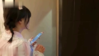 我发现我的继女脱衣服,没有穿内裤,直到她被精液填满