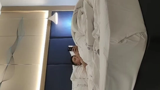 JK双马尾萌妹吃蕉
