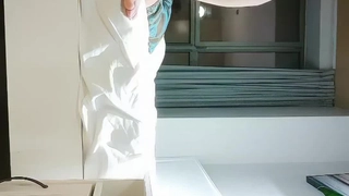 好玩的嫂子露脸丝袜诱惑让小哥舔逼好骚，小哥从上给嫂子舔到下吃奶舔腿又舔穴，草嘴交激情上位后入抽插