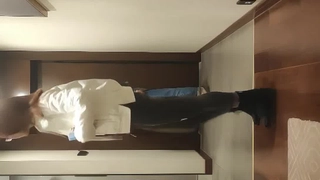 在办公室里射在年长和年轻夫妇的乳房上