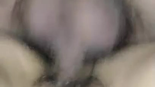 大胸部的业余少女被舔和手指刺激